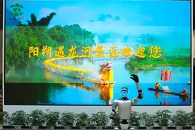 广西首台宇树科技G1 EDU人形机器人“入职”桂林阳朔遇龙河景区图片