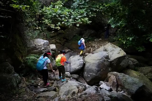 武功山、腾格里火了！徒步的诗与远方，要带“安全”走