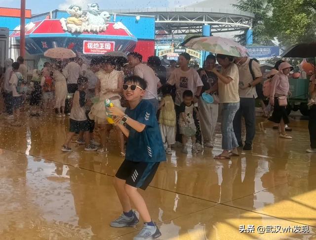 祖国最可爱的人免费游园!市民玩水听歌全免费!22℃极地清凉一夏