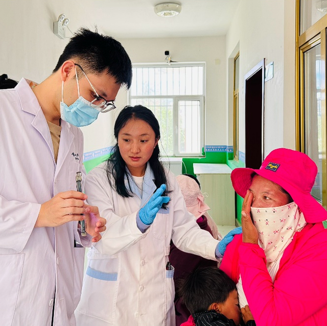 AI眼科医生在玉树｜国家巡回医疗队携ChatZOC眼科大模型助力青海玉树乡镇眼病筛查