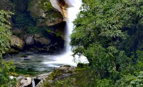 墨脱温泉沁人心脾，人下去切肤入骨，有飘飘欲仙之感