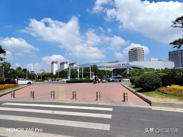 信华建国酒店和新城吾悦广场，如同商丘市中心城区的两颗璀璨明星