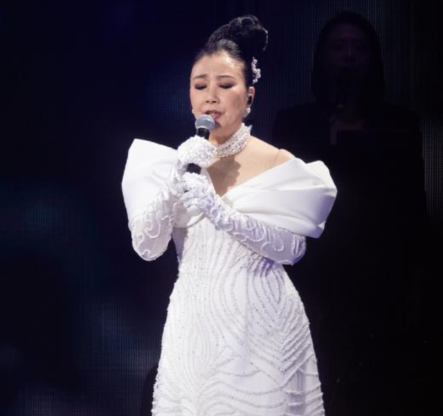 78岁连路都走不稳还开演唱会，全网骂声一片，她却扬言回馈粉丝