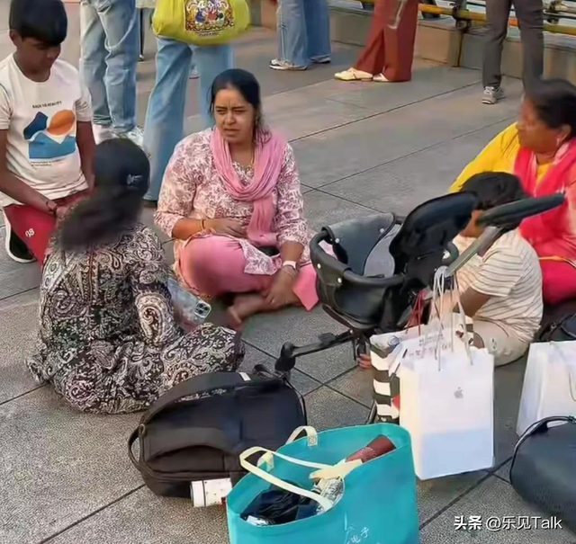不愧是印度高种姓，太松弛，上海外滩席地而坐，笑晕在网友评论区