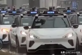 网友吐槽：四个车道萝卜快跑无人驾驶网约车占三个，绿灯不走！图片