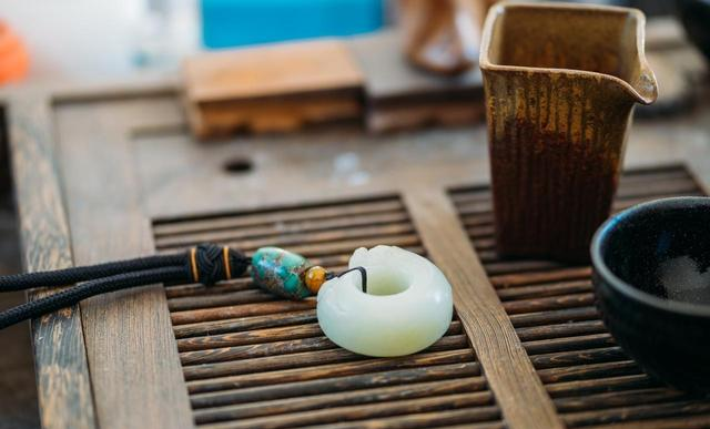 男人到了五六十岁，切忌戴天珠、青金，换成这些才不油腻显沉稳