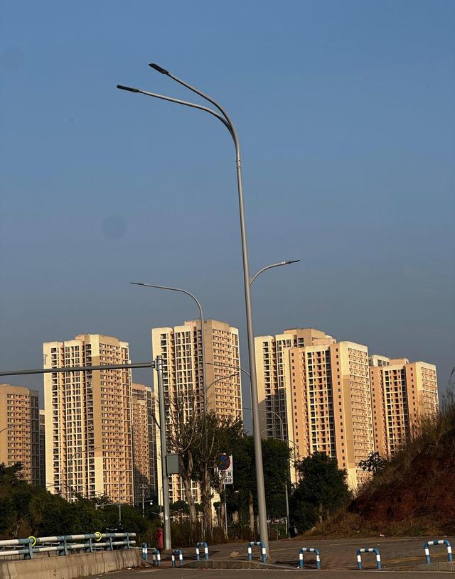 重庆九龙坡西彭抬头见蓝天，白云悠悠诉温柔，城市烦躁瞬间消散