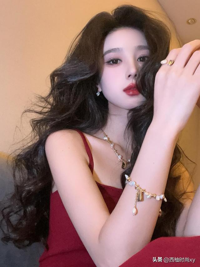 上海一校花美出圈了，貌美迷人，美的无可挑剔，高级满满