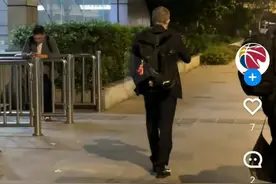 北京男篮1-2淘汰！主帅乔里欧赛后未登上大巴，采访被女记者盘问图片