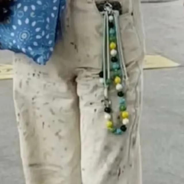 宋佳在平台晒回山东老家照片，裤子挺有个性 我以为裤子是发霉脏了