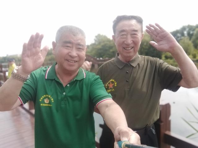 贾永学战友随团旅游，经过伊春林都木雕园，与张永学短聚游园！