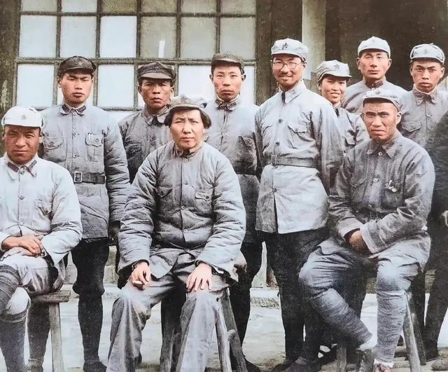 彭老总也曾忍不住问毛泽东：你没上过军校，打起仗来为何用兵如神