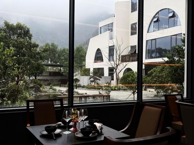 五韵观山悦设计师酒店：张家界山间的现代美学栖息居地