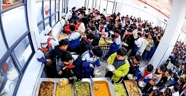 北京下死命令了：在2027年底前，所有中小学必须告别“校外配餐”