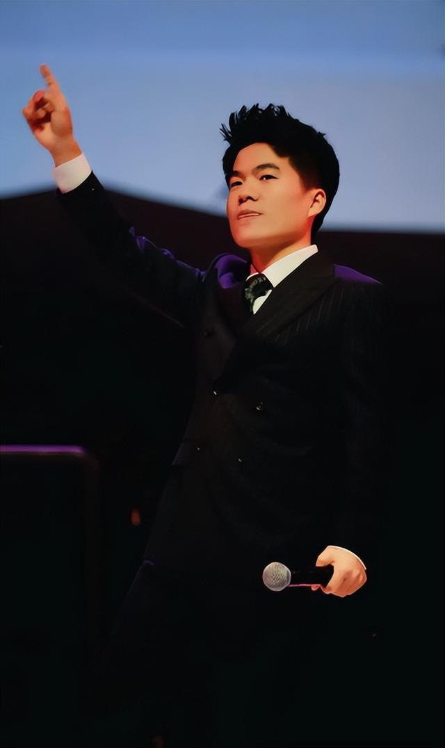 官媒发文，高调官宣32岁董宇辉喜讯，全网恭喜，终于等到这一天