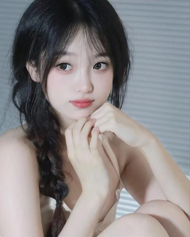 甘肃兰州一校花，楚楚动人，我见犹怜	，这气质堪称校园白月光