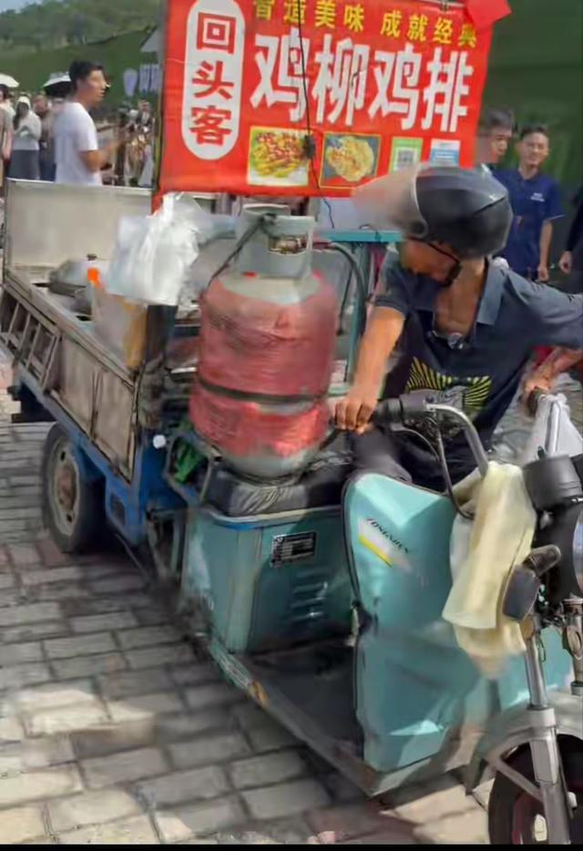 国庆爆火！“鸡排哥”与他的疯狂假期，是真火还是炒作？