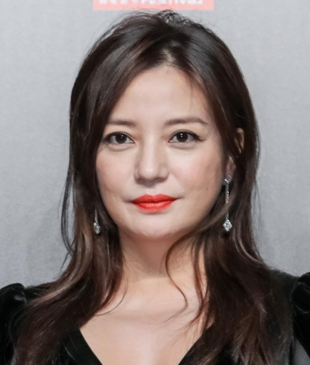 胃癌传闻澄清才半年	，49岁赵薇再迎坏消息，连累的何止闺蜜李湘！