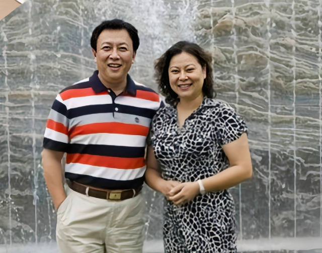 唐国强的“糟心事”：两个儿子都是残疾，难怪他73岁也不敢退休！