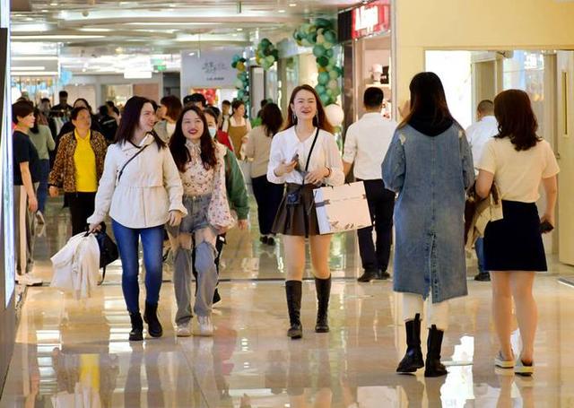 从寺庙到商场，年轻人为啥扎堆拜财神？购物中心的流量焦虑藏不住