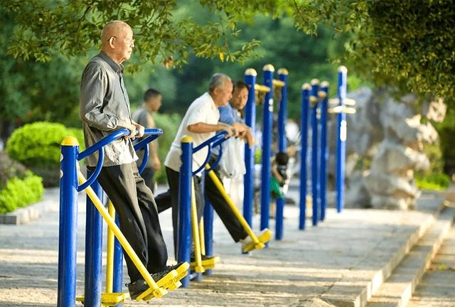 六旬老人公园做14个大回环后猝死：冬天猛练，老人真扛得住？