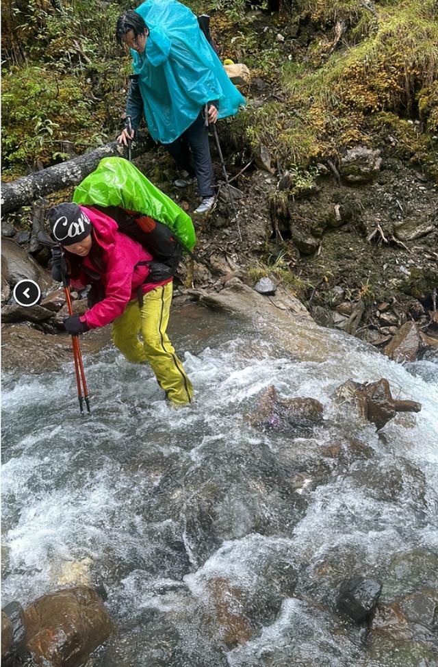特种兵带新手女孩，30天徒步梅里新外转，替失踪男友走完230公里