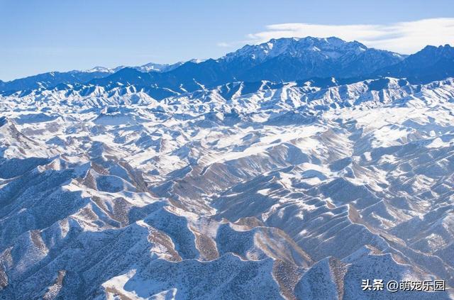 雪花飘洒后玛纳斯湖变魔镜，山峰被温柔抚平，我分不清现实与倒影