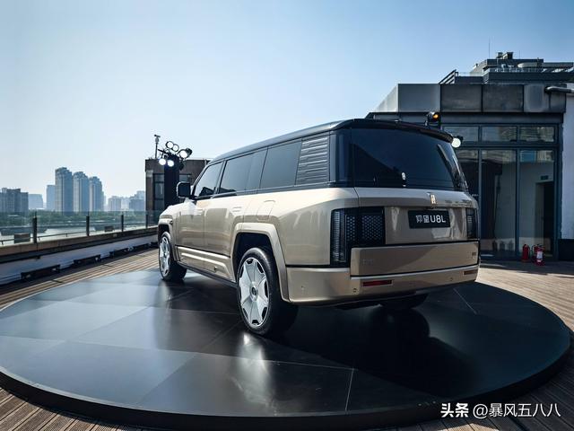 5米4的“移动行宫”！仰望U8L：用黄金标和浮水技能重新定义豪华