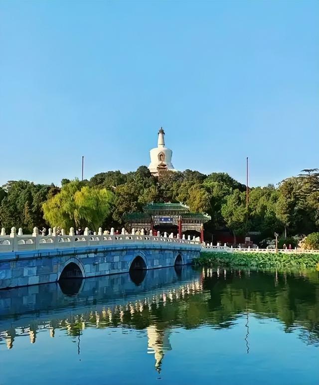 北海公园暗藏玄机！白塔下竟埋着千年未解之谜？探秘皇家园林