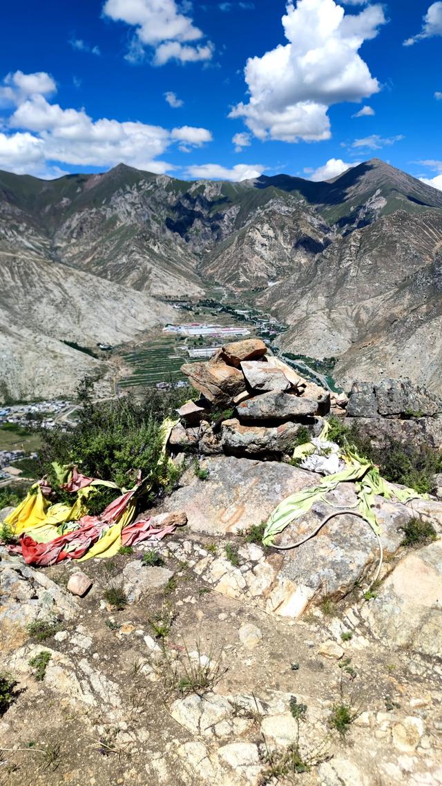 两登拉萨色拉寺后山，上升600米，山顶海拔4200米，经幡飘扬