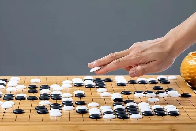 聂卫平告别仪式：大儿子手捧遗像，3个子女都到齐	，众人含泪悼念