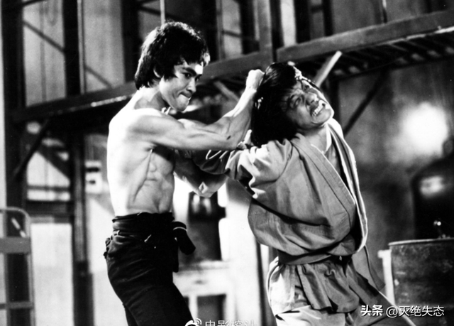 官媒对成龙的称呼变了，三字之差释放强烈信号，王晶那番话没说错