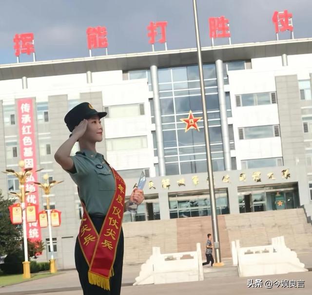 女民兵李思颖阅兵回家后仅半天，又有一个新身份：河北工大研究生