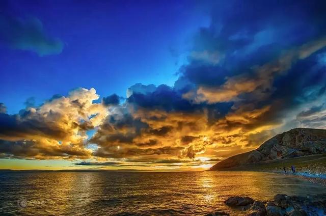 西藏天湖冬日变蓝宝石秘境，千里冰封宛如异星