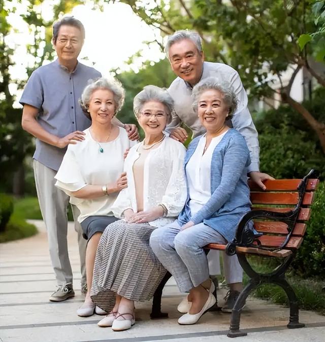 中国将迎来“死亡高峰期”：一代人集体老去，人口天平彻底倾斜