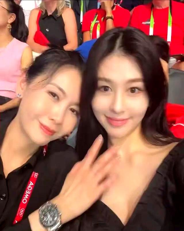 57岁邱淑贞游普陀山被偶遇，身材娇小苗条，打扮低调女神气质依然