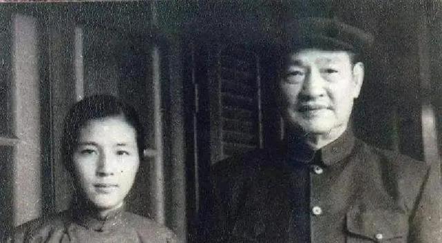 17岁嫁54岁将军，婚后32年怀孕16次，死后葬在八宝山，她是谁？