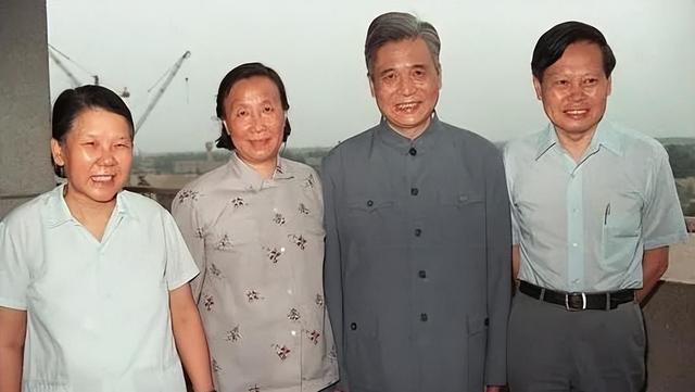 中国“最高机密人物”被美国曝光！而他身后的女人藏不住了。