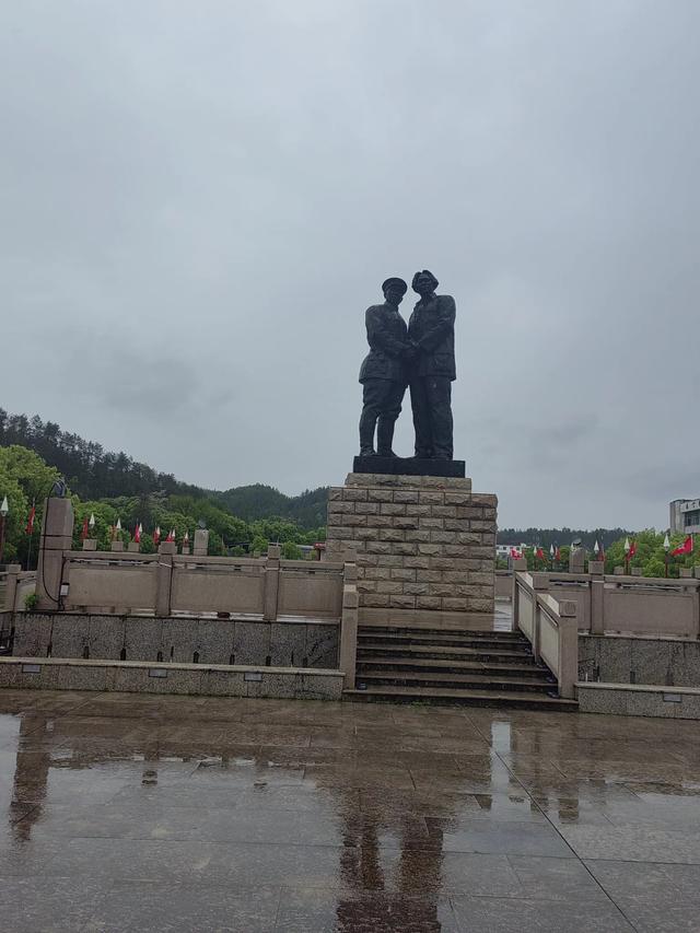 我们在井冈山参观了几个著名的革命遗迹