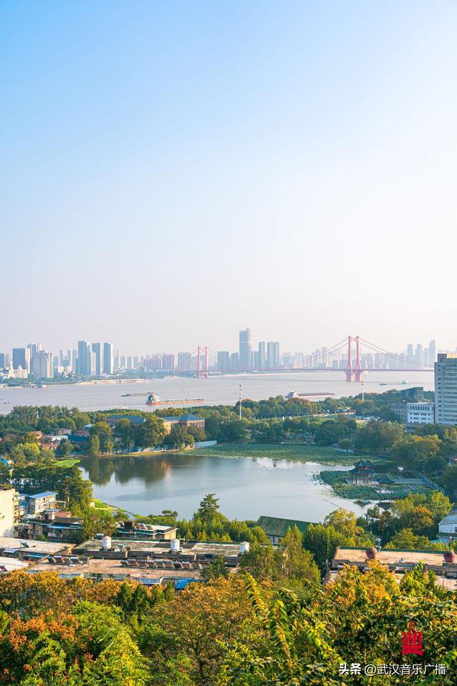爬一座高不过百米的山，却能看到武汉最“豪横”的景。