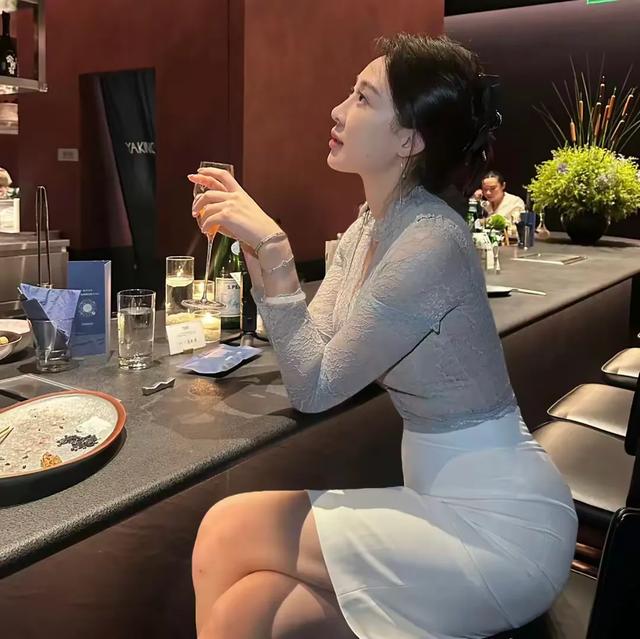 击剑女神秦雪，西餐厅回头率200%，好身材偷偷藏不住