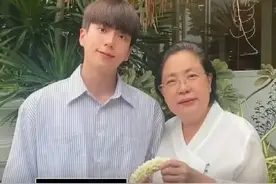 太突然！泰星Nonkul的妈妈因肺癌去世，女友Aff神情悲痛现身葬礼图片