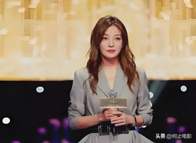 面相又变了！50岁赵薇近照曝光，婚礼上用心打扮，终是难走回头路