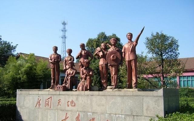 1996年李讷去河南考察，走到机关门口一眼认出：这是父亲的字