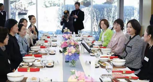 李在明夫人端庄大方，访华穿的每一套衣服，都美在我的心巴上