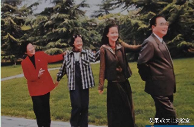 60年代，李鹏夫妇与儿女们在天安门广场，一张温暖的罕见全家福！