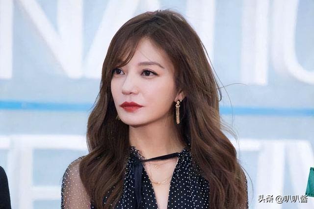 拔出萝卜带出泥！49岁赵薇近况被曝，原来圈内封杀只是冰山一角