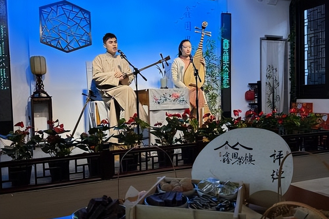 淀粉肠、汉服店、网红路牌，古镇三件套背后，藏着有钱但不多的痛