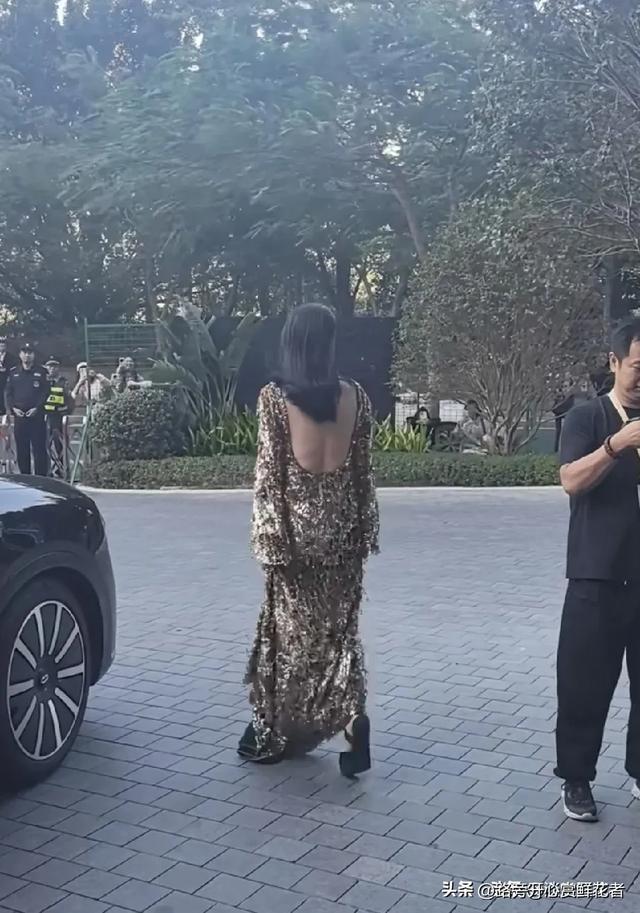 实话实说,演员咏梅这裙子太难看了,太不适合她了 后面露得太多了