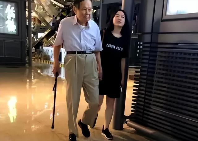 103岁杨振宁因病逝世！最后露面曝光，3年前曾因摔倒导致脊椎骨裂
